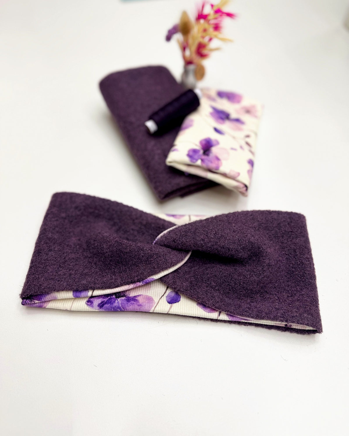 Stirnband mit Knoten Nähset in Aubergine aus Merino Walk mit Veilchen-Futter