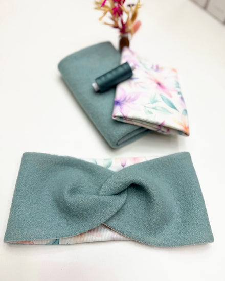 Stirnband mit Knoten Nähset in Salbei aus Merino Walk mit Aquarellblumen-Futter